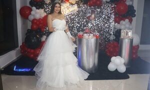 (GALERIA)Laurys bailó el vals como toda una quinceañera