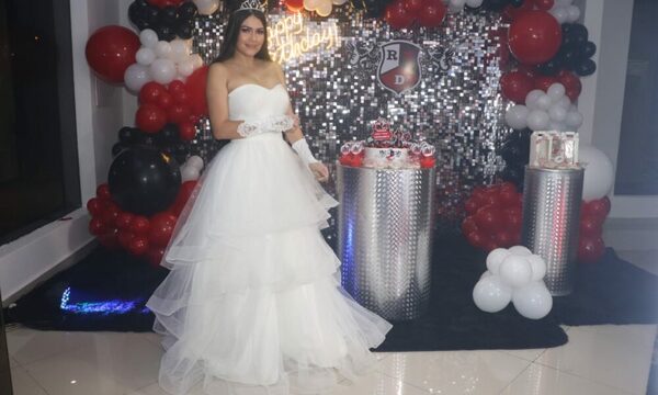 (GALERIA)Laurys bailó el vals como toda una quinceañera