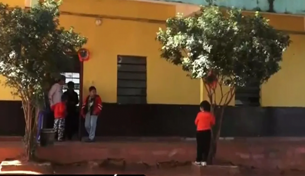Asaltaron y golpearon a una docente dentro de su propia aula - Noticiero Paraguay