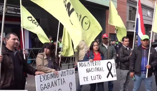 Diario HOY | Docentes de la OTEP-SN protestan frente al MEC tras asesinato de directora