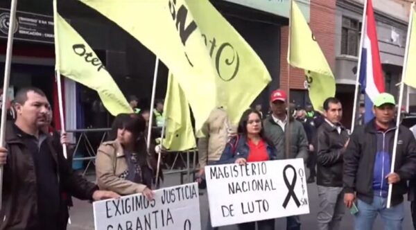 Docentes de la OTEP-SN protestan frente al MEC tras asesinato de directora