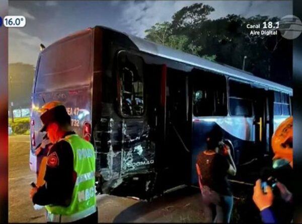 Doce personas resultan heridas tras choque de camión contra colectivo · Radio Monumental 1080 AM