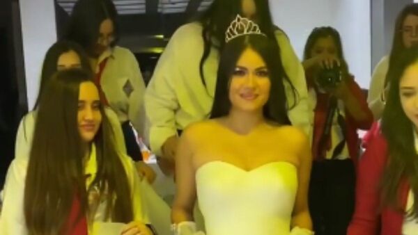 Laurys Dyva bailó el vals en su cumple vestida de princesa