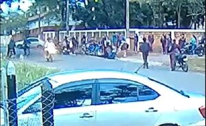 VIDEO: alumnos se trenzaron a golpes a la salida de un colegio de Curuguaty - Policiales - ABC Color