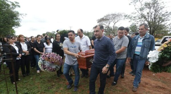 Multitud acompaña el último adiós a directora asesinada en Colonia Independencia - Noticiero Paraguay