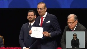 Erico Galeano se burla de la democracia tras recibir su titulo de senador electo - El Independiente