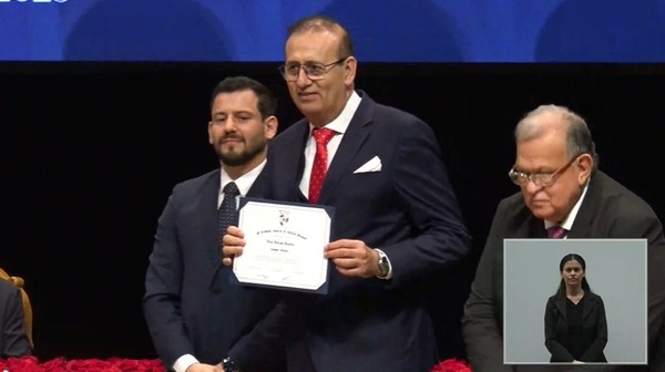 Erico Galeano se burla de la democracia tras recibir su titulo de senador electo - El Independiente