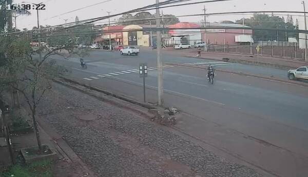 [VIDEO] ¡Imprudencia! Sin mirar cruzó la ruta y causó la muerte de un joven