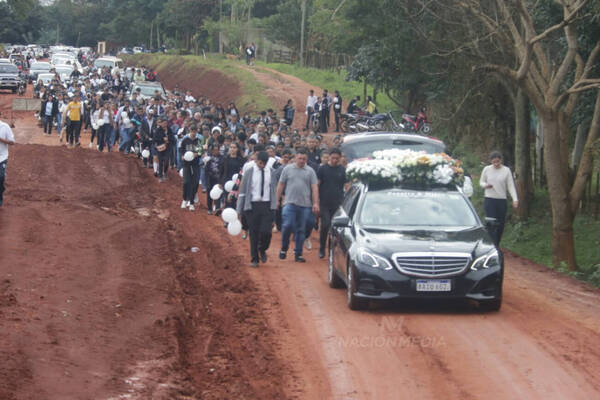 Con profundo dolor, una multitud despidió a docente asesinada