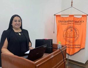 Jueza culmina maestría con calificación máxima
