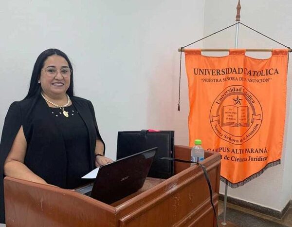 Jueza culmina maestría con calificación máxima