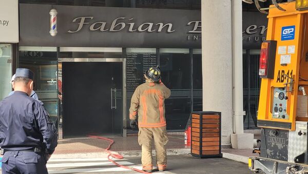 Incendio afectó a una peluquería situada en un shopping de Asunción