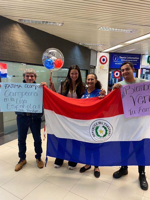Fátima Ocampos regresa como campeona del handbol español - La Tribuna