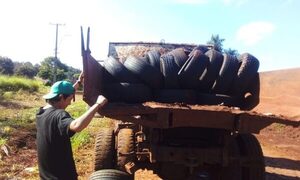 Retiran camión lleno de cubiertas de baldío en Franco