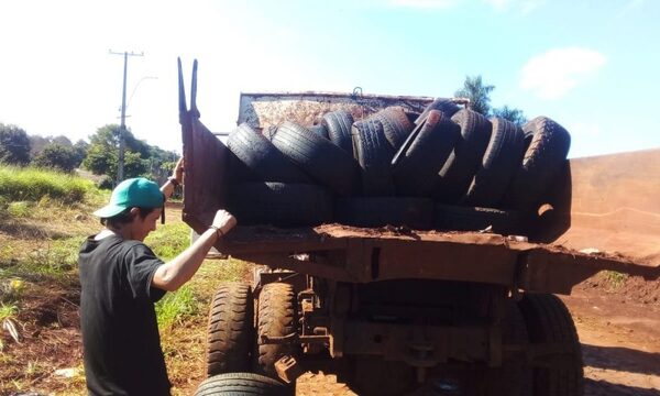 Retiran camión lleno de cubiertas de baldío en Franco