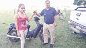 Regalaron moto a quinceañera para que pueda estudiar en un colegio que está a 12 km