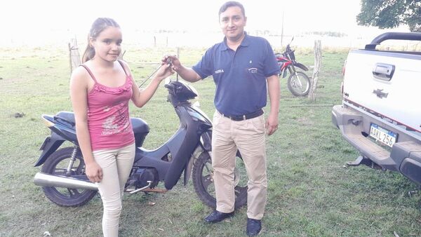 Regalaron moto a quinceañera para que pueda estudiar en un colegio que está a 12 km