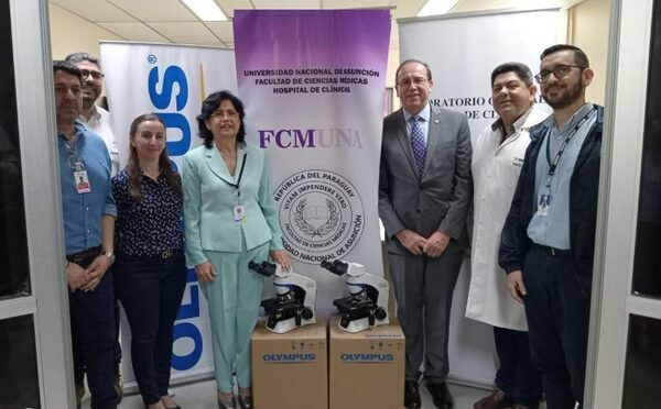 Itaipu dona cuatro microscopios al Laboratorio Central del Hospital de Clínicas