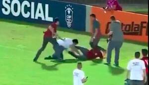 [VIDEO] ¡Moquetes y patadas entre socios de dos clubes rapai en plena cancha!