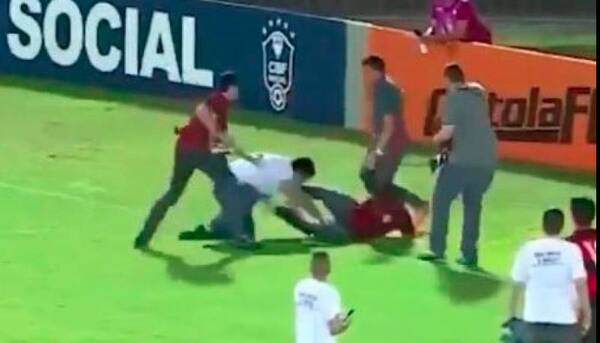 [VIDEO] ¡Moquetes y patadas entre socios de dos clubes rapai en plena cancha!
