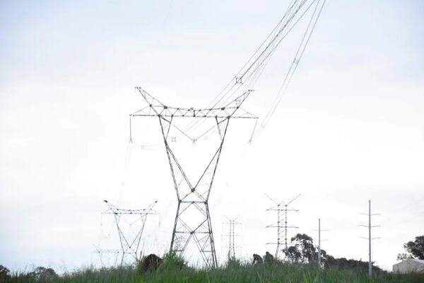 Mañana la ANDE vuelve a energizar la línea de 500 kV Itaipú - Villa Hayes - Economía - ABC Color
