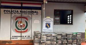 La Nación / Policías fueron repelidos por nativos con machetes