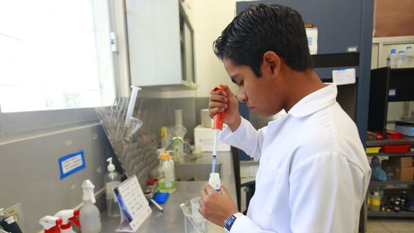 Con 12 años, adolescente concluye maestría en biología molecular