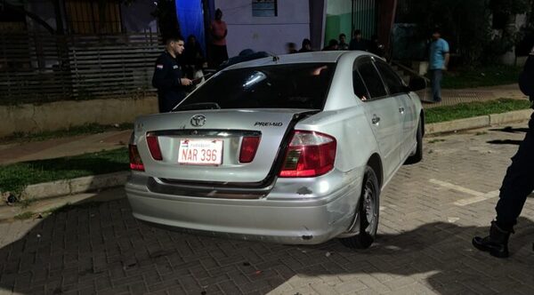 Vehículo robado fue abandonado con rastros de sangre - Noticiero Paraguay
