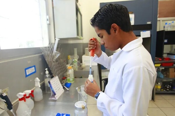 CON 12 AÑOS, UN ADOLESCENTE CONCLUYE MAESTRÍA EN BIOLOGÍA MOLECULAR