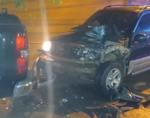 Video: asistente fiscal ebrio choca tres vehículos estacionados - ABC en el Este - ABC Color