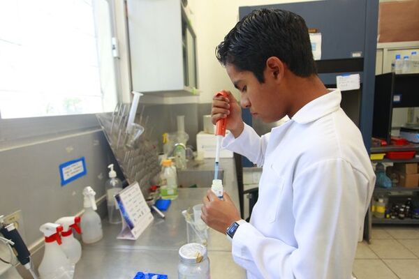 Con 12 años, un adolescente concluye maestría en biología molecular