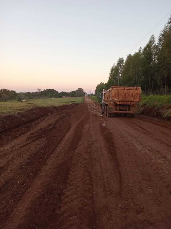 AVANZAN LOS TRABAJOS PARA LA CONSTRUCCIÓN DEL EMPEDRADO ENTRE CAMBYRETÁ CENTRO Y ARROYO VERDE