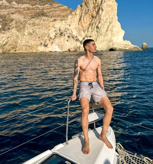 Versus / Las aventuras en bote de "Miggy" en las paradisíacas islas de Grecia