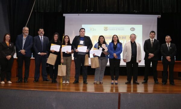 Estudiantes de Historia ganan reñida competencia de saberes en la UNE