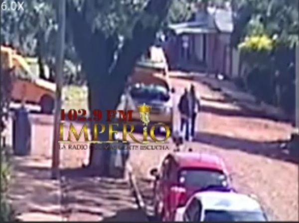 Vecinos furiosos rompen retrovisor de la ambulancia de los bomberos amarillos - Radio Imperio