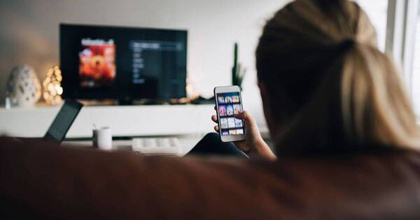 La Nación / Ver la televisión y usar el celular a la vez daña el cerebro