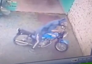 Video: le robaron su moto, hizo trabajo de la Policía y la recuperó pagando G 120.000 - Policiales - ABC Color