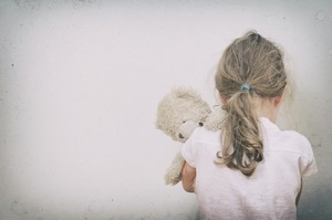 Condena máxima para adolescente por abuso infantil - trece
