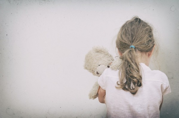 Condena máxima para adolescente por abuso infantil - trece
