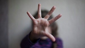 Condenan a adolescente que abusó de su prima de 8 años - Unicanal