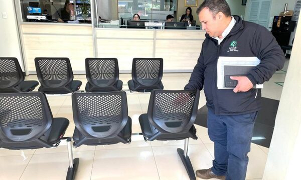 Modernizan y renuevan sillas en salas de espera y consultorios de Tesãi