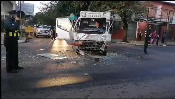 El conductor del camión quedó atrapado por varios minutos, pero solo sufrió heridas leves (vieo) » San Lorenzo PY