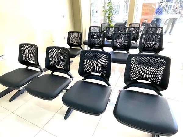 Fundación Tesãi moderniza y renueva sillas en salas de espera y consultorios | DIARIO PRIMERA PLANA