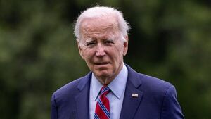 Joe Biden se tropieza y cae al suelo en ceremonia de academia militar