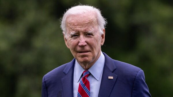 Joe Biden se tropieza y cae al suelo en ceremonia de academia militar