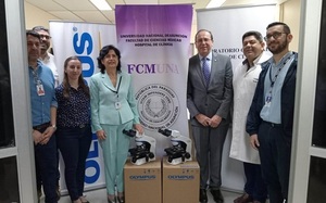 Itaipú dona cuatro microscopios al Laboratorio Central del Hospital de Clínicas