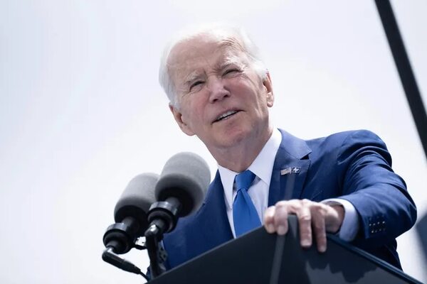 Video: así fue el tropiezo y caída de Joe Biden durante ceremonia en academia militar - Mundo - ABC Color
