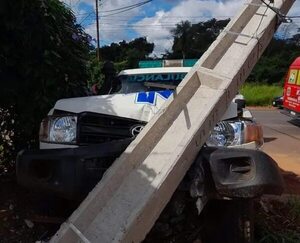 Ambulancia impactó contra una columna en Caacupé - Nacionales - ABC Color