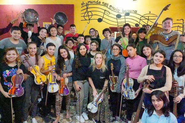 Diario HOY | Futura Primera Dama visita a la Orquesta de Instrumentos Reciclados de Cateura
