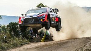 Versus / Lappi festeja en la primera especial en el Rally de Italia Cerdeña